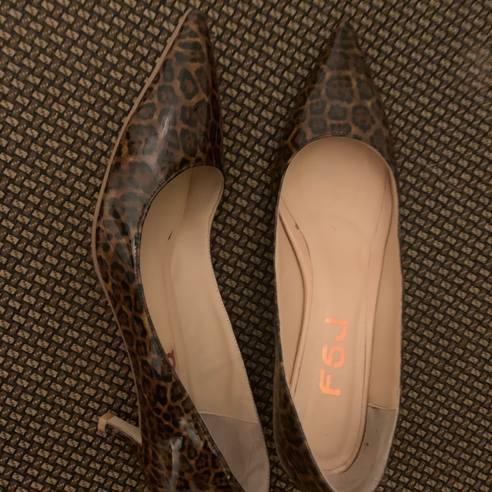 Leopard print pumps